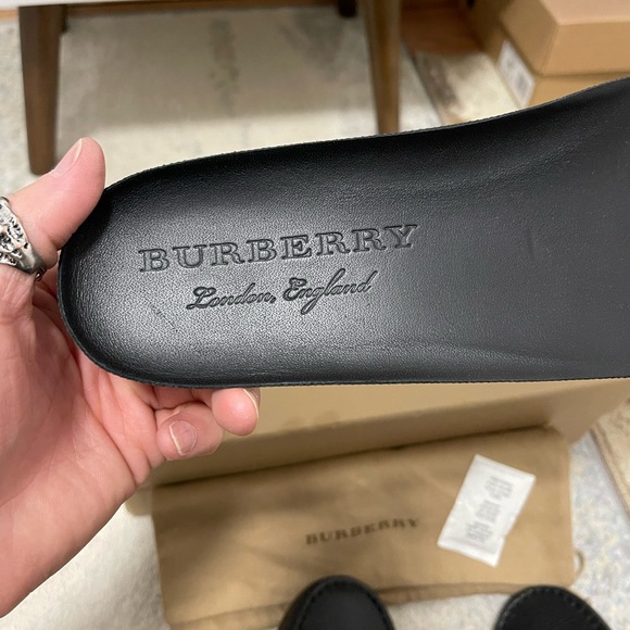 Like New Men’s Size 11.5 Burberry Silverstone Grainy Leather Loafer In Black - Picture 11 of 14